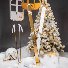 HW23_Goldene_Skier_Geschmückter_Baum_Schnee-1.jpg